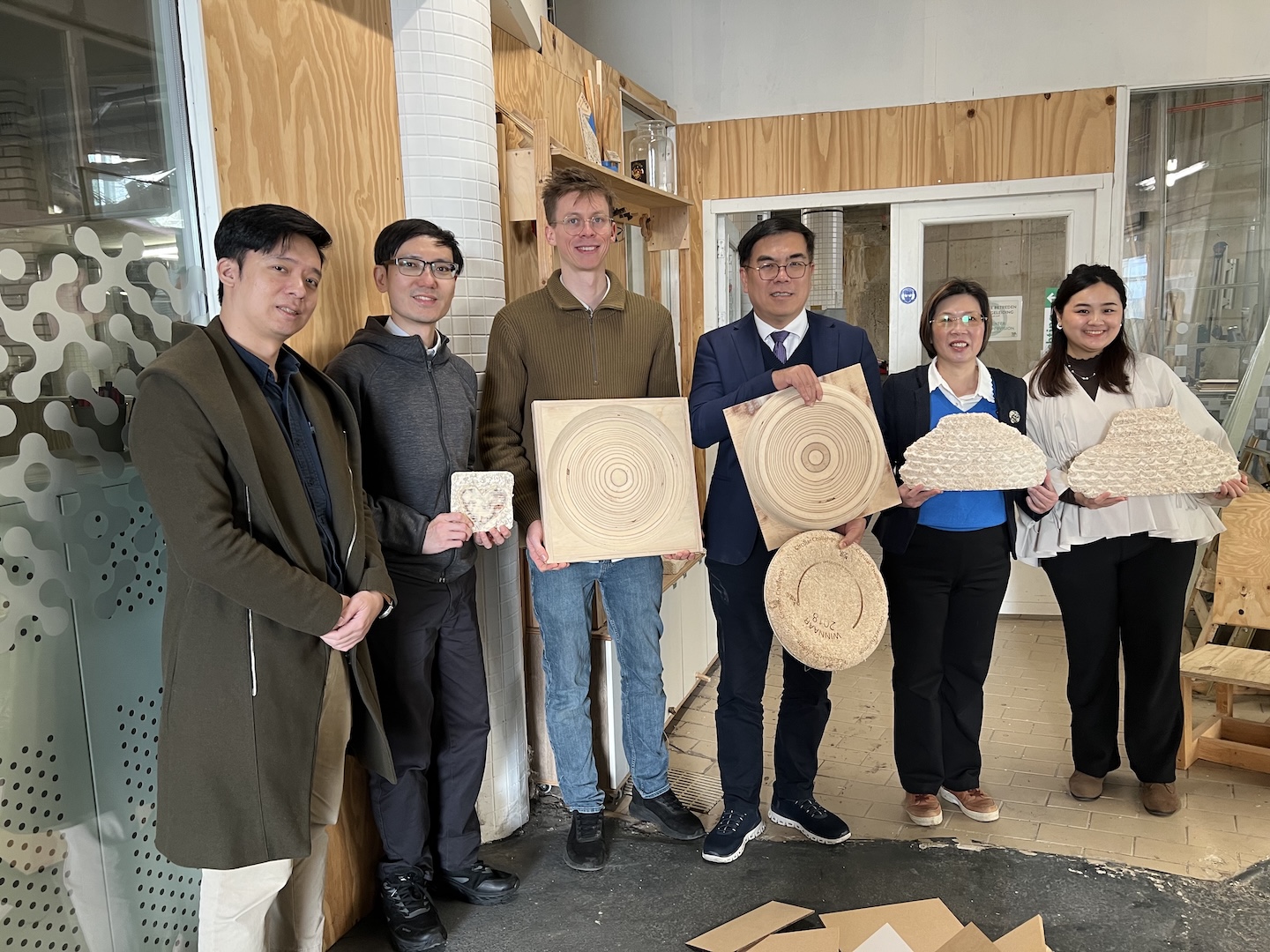 圖2 部長率團參訪荷蘭循環經濟實驗基地BLUE CITY