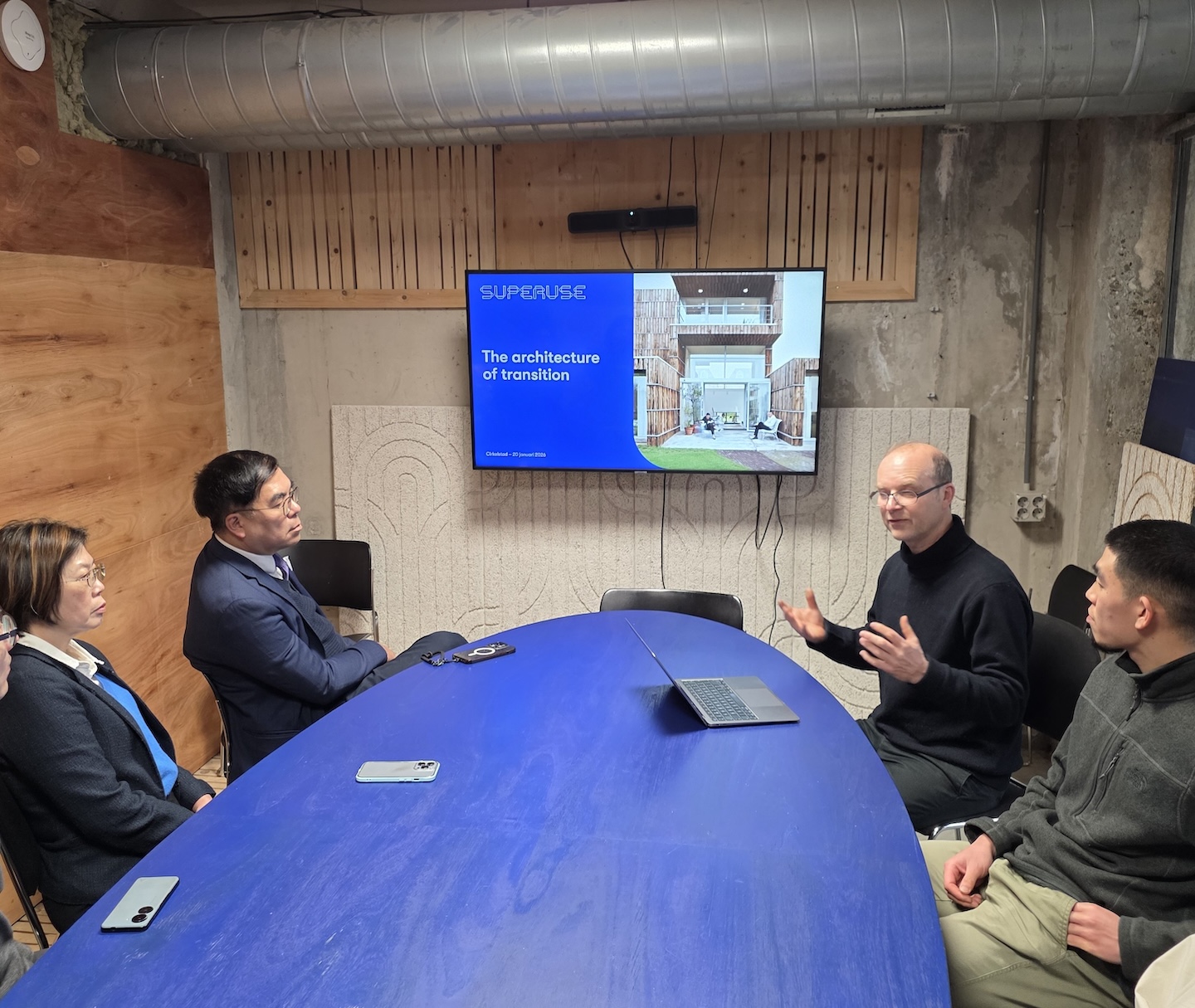 圖3 部長與荷蘭SUPERUSE團隊討論循環建築