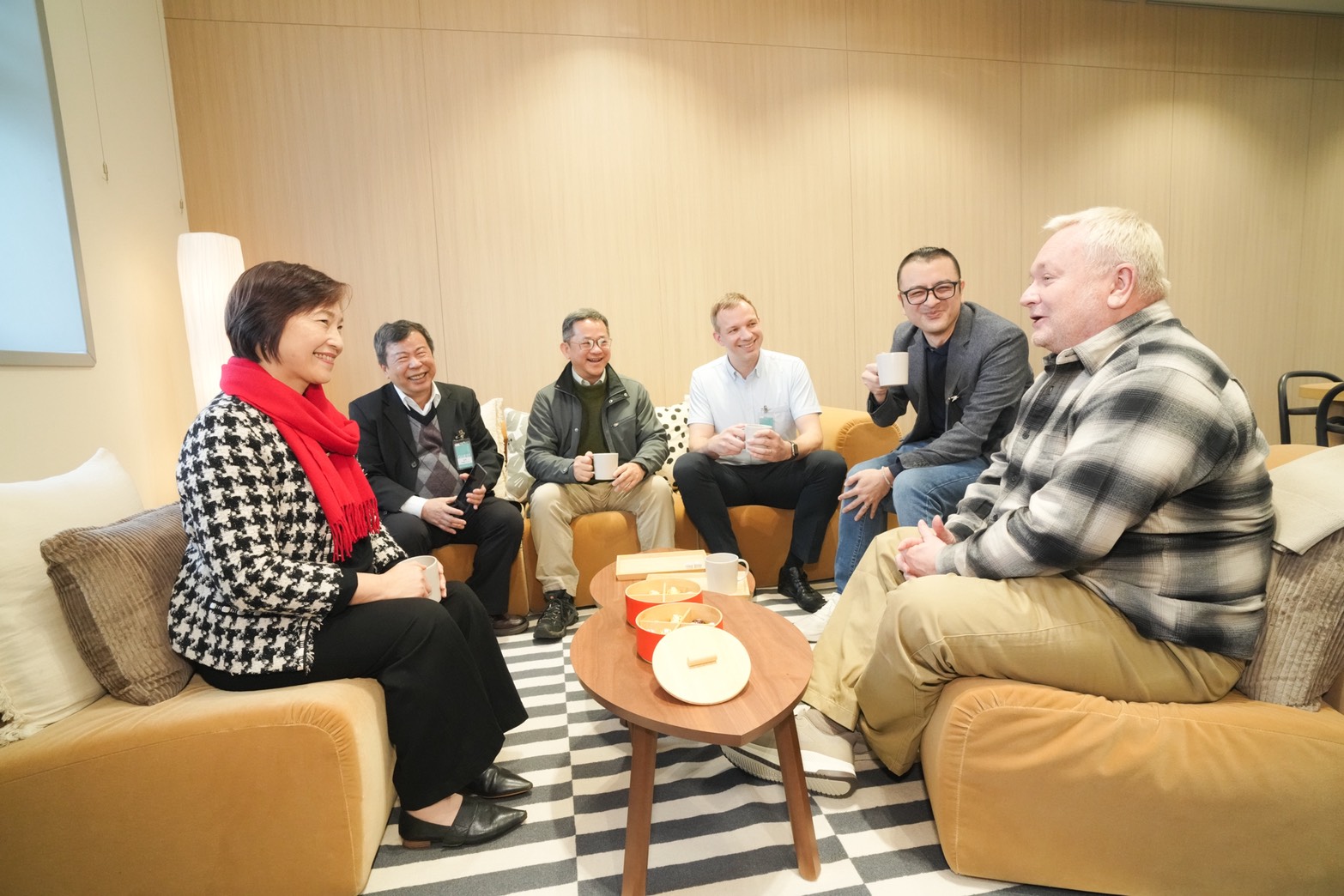 圖1 林秋燕局長與環境部秘書處胡明輝處長、環境部資源循環署鍾昀泰副組長、IKEA 大台北企業業務經理Leander Van Der Wolf、北亞區企業周奐業務經理及大台北區總監Thomas Friberg（由左至右）與談